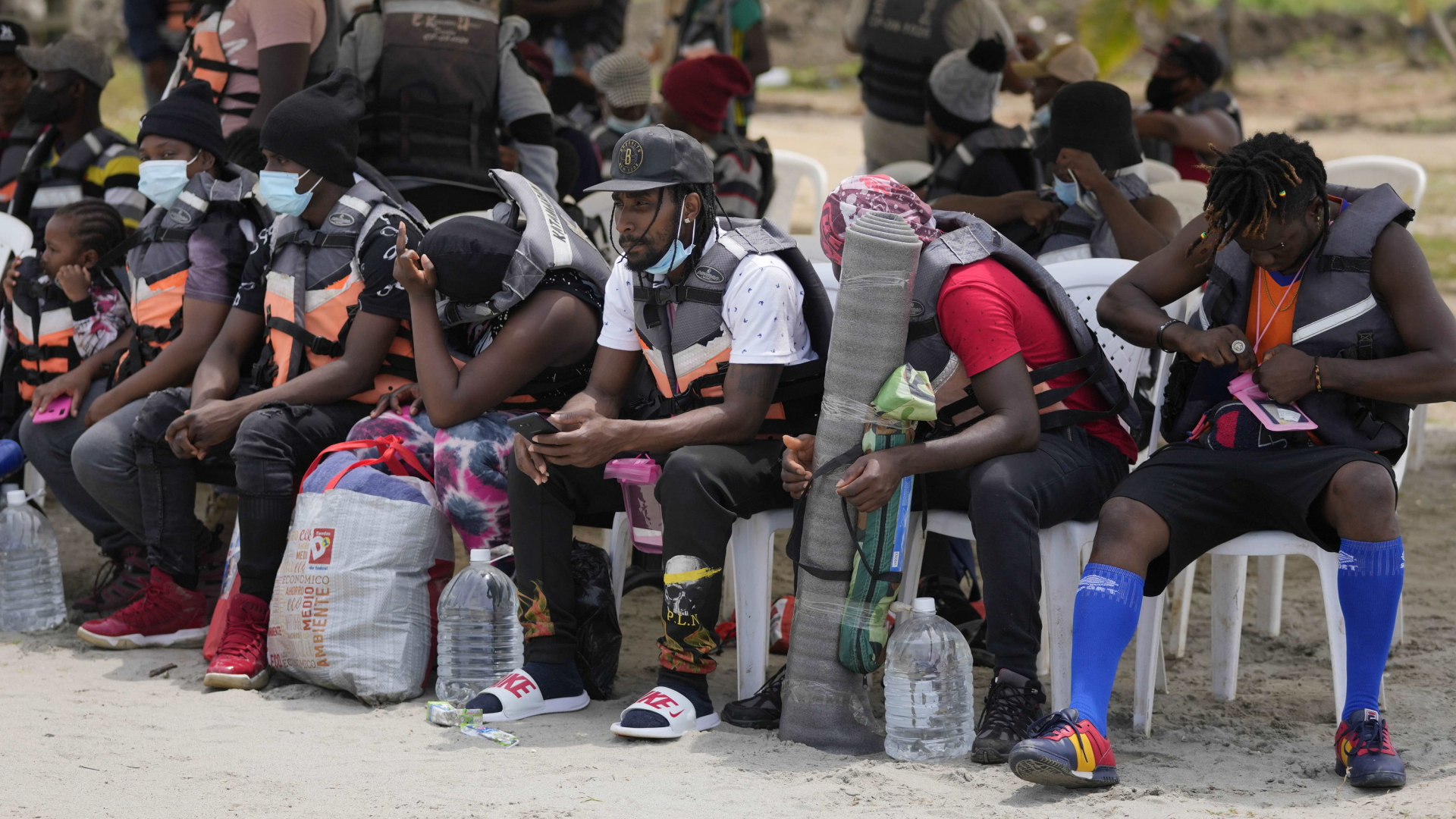 Menschen aus Haiti warten in Necocli darauf, dass ein Boot sie nach Panama bringt. | AP