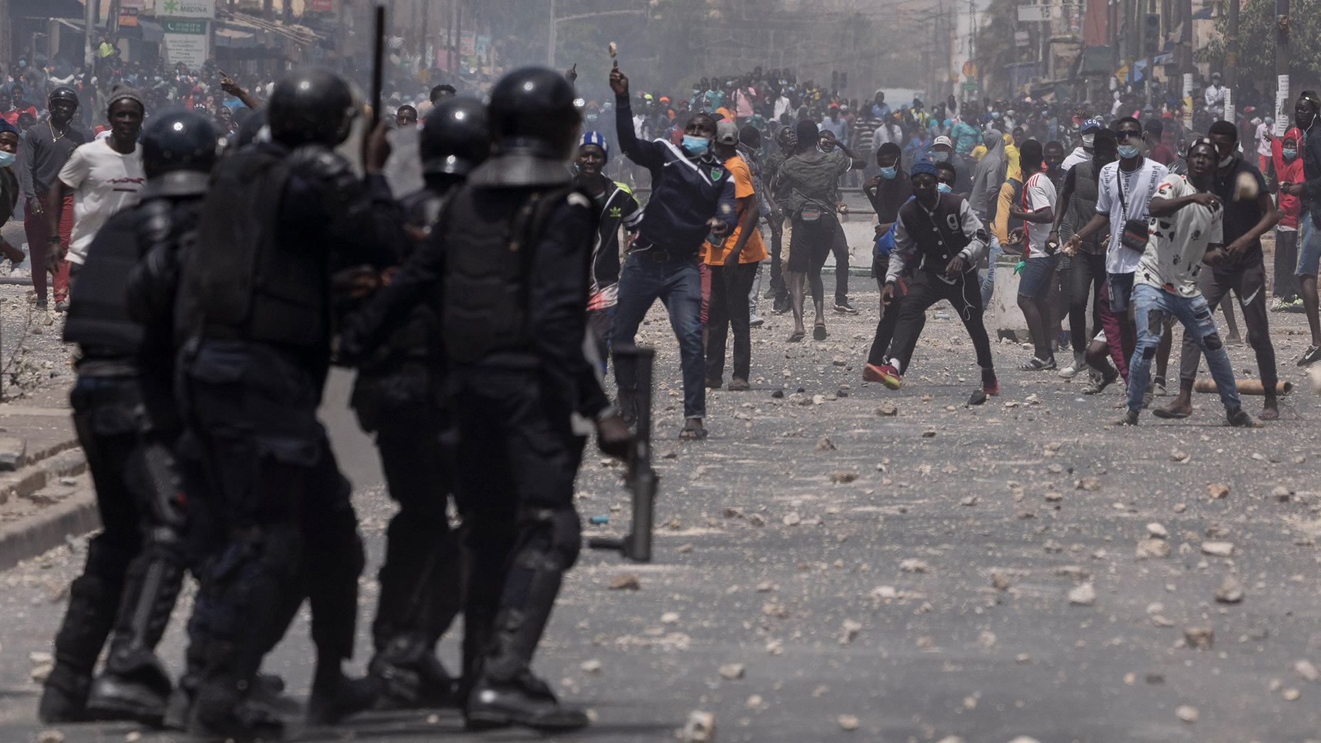 Demonstranten werfen Steine auf Polizisten bei Ausschreitungen im senegalesischen Dakar. (Archivbild) | AP