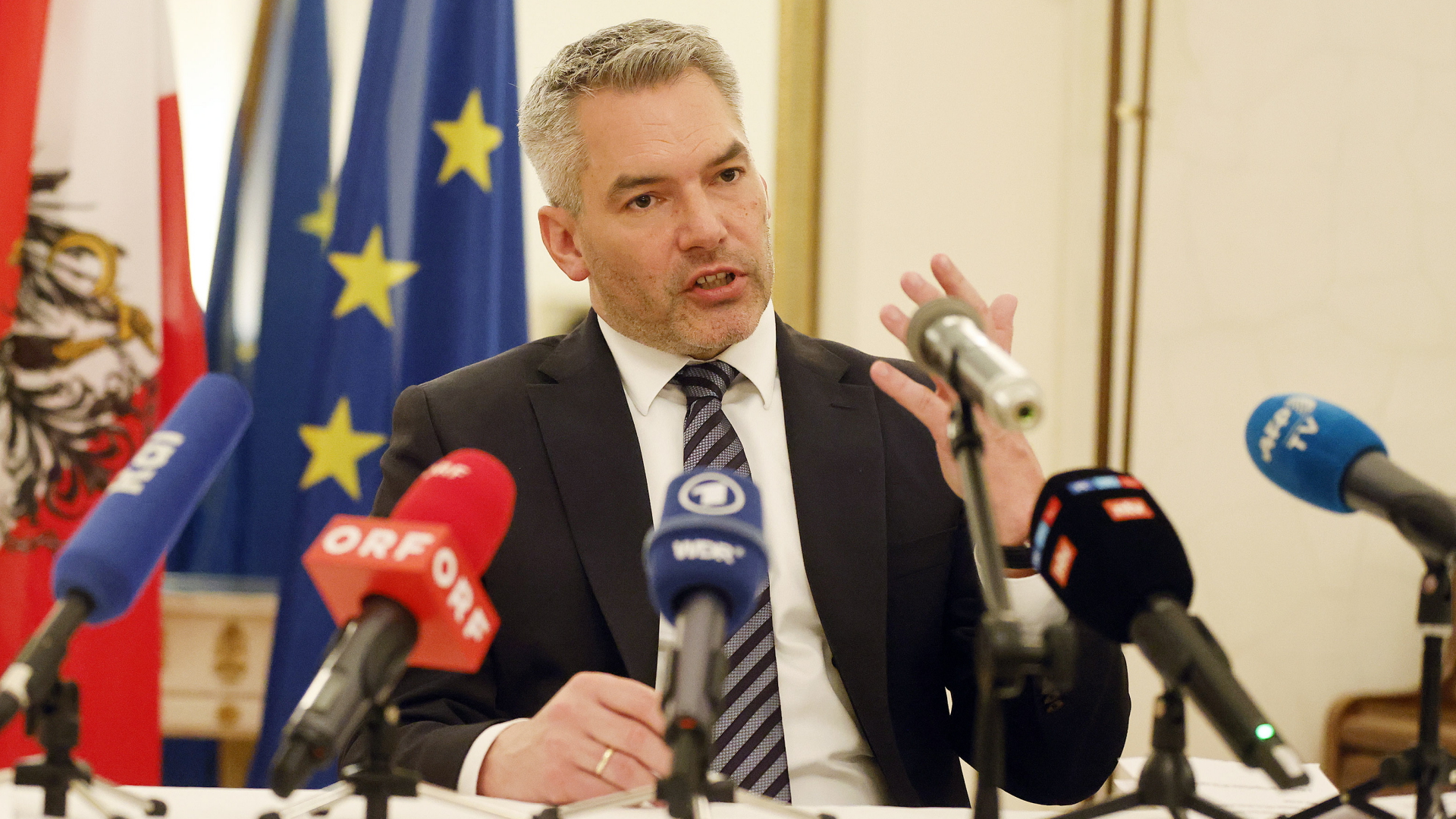 Österreichs Kanzler Karl Nehammer spricht in Mikrophone. | EPA