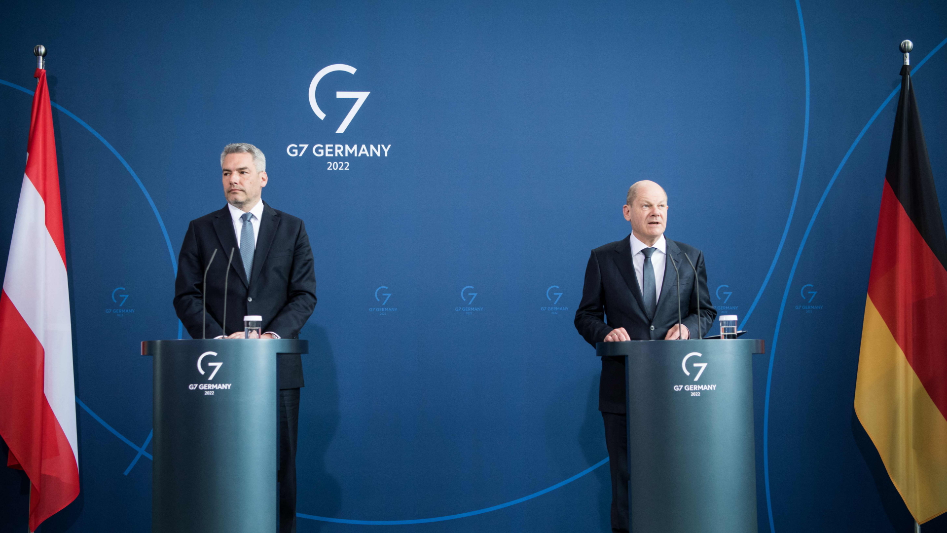 Bundeskanzler Olaf Scholz (rechts) und sein Kanzler Karl Nehammer aus Österreich (links) auf einer Pressekonferenz in Berlin | AFP
