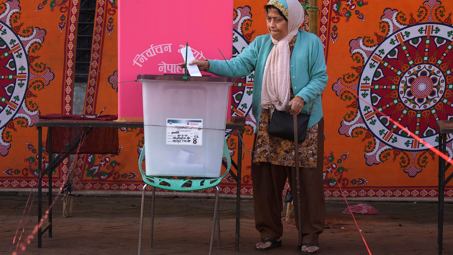 Ein Frau gibt ihre Stimme ab bei den Wahlen in Nepal. | picture alliance/dpa/AP