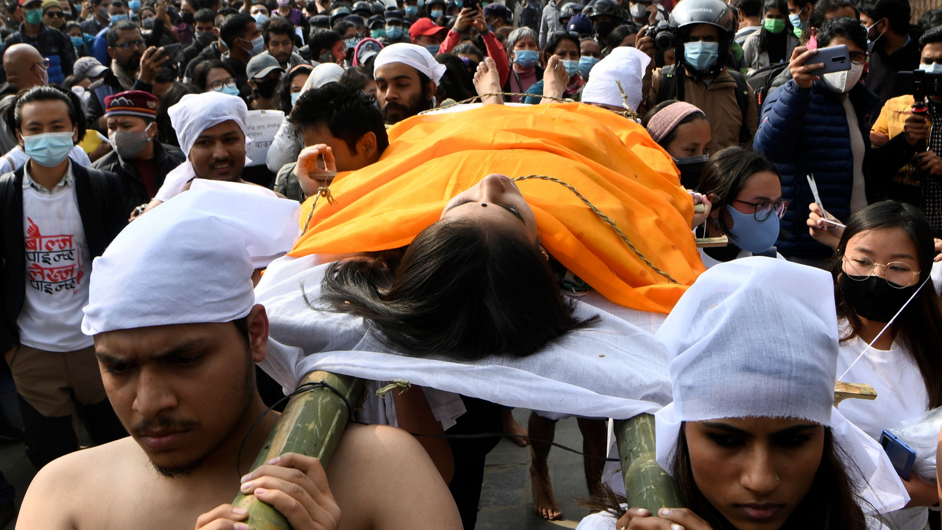 Demonstranten in Nepal protestieren mit einer nachgestellten Beisetzung gegen die hohe Zahl von Vergewaltigungen im Land. | AFP