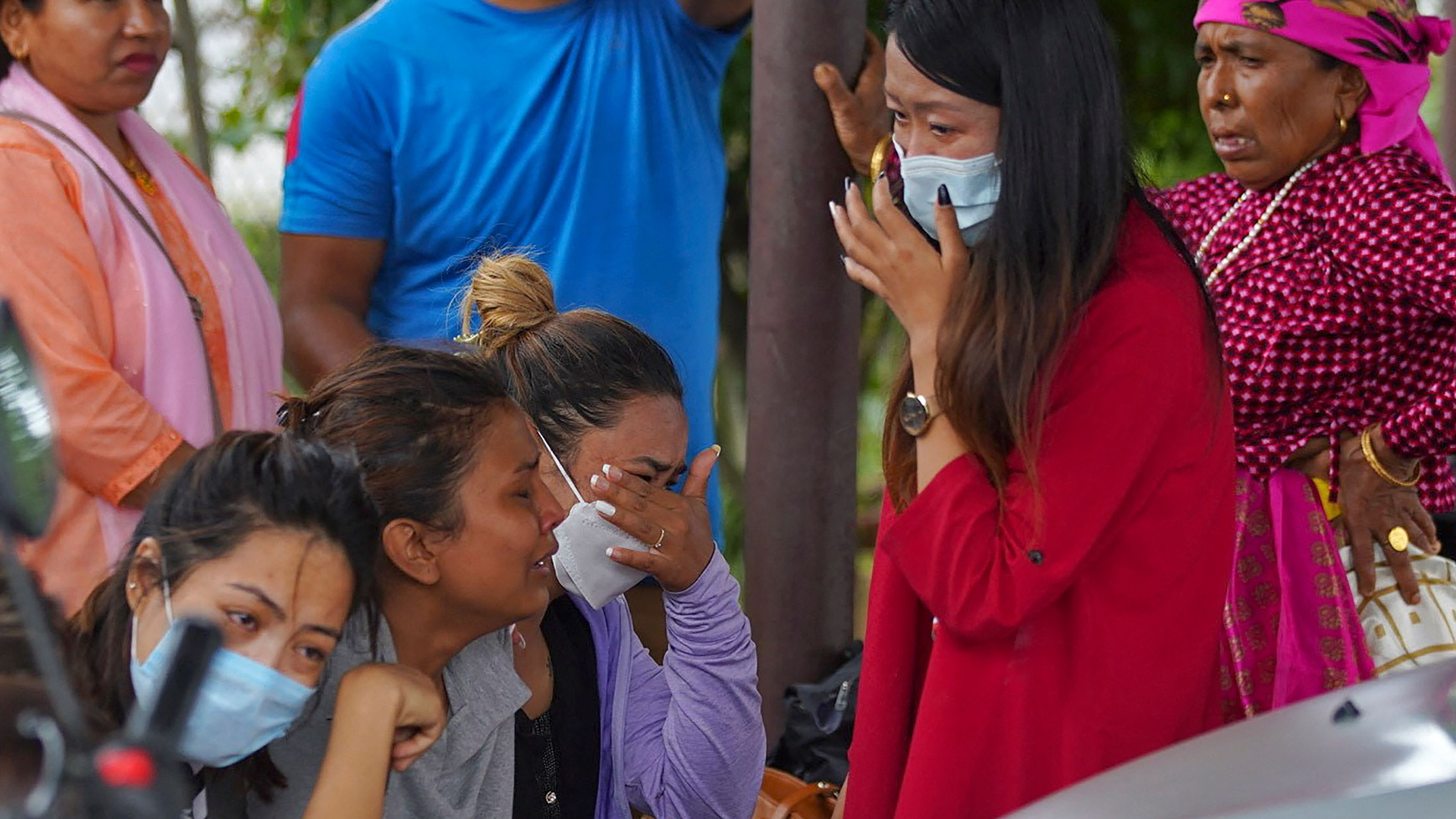 Familienmitglieder und Verwandte von Passagieren an Bord des von Tara Ai betriebenen Twin Otter-Flugzeugs, das vermisst wird. | AFP