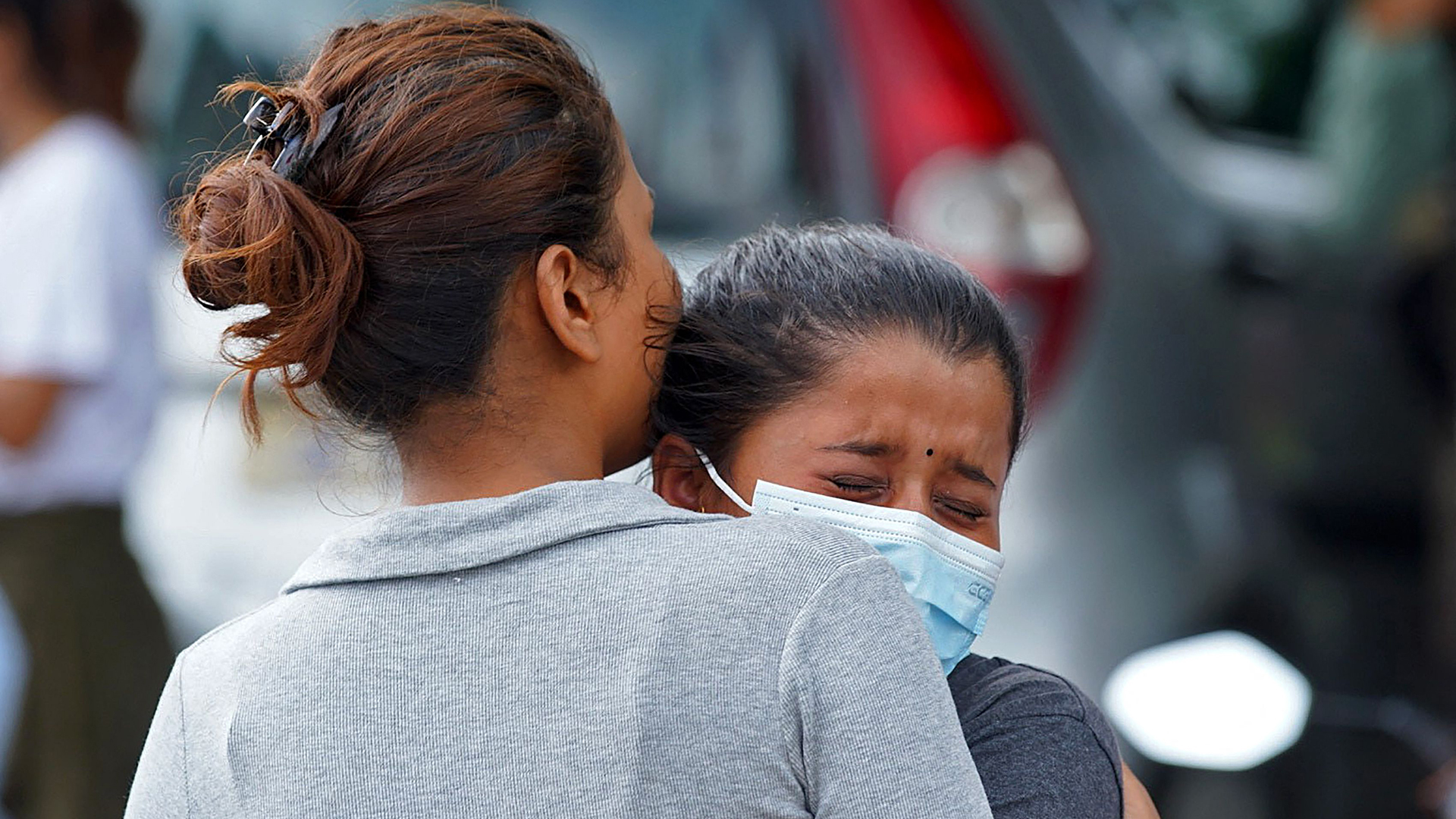 Familienmitglieder und Verwandte von Passagieren an Bord des von Tara Ai betriebenen Twin Otter-Flugzeugs, das vermisst wird. | AFP