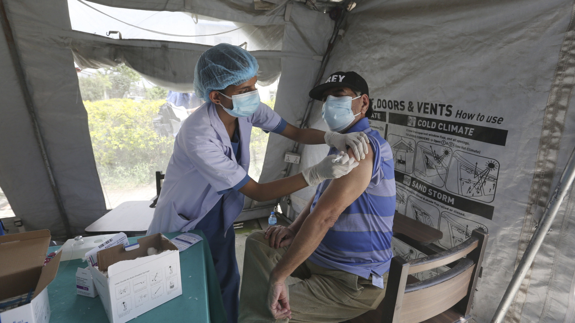 In Kathmandu erhält ein Mann die zweite Impfung gegen das Coronavirus | AP