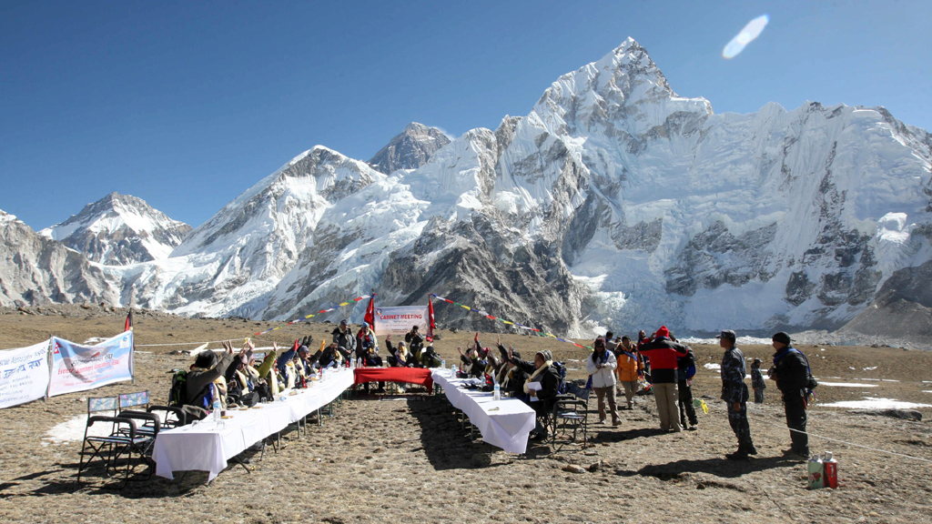 Kabinett von Nepal tagt am Himalaya