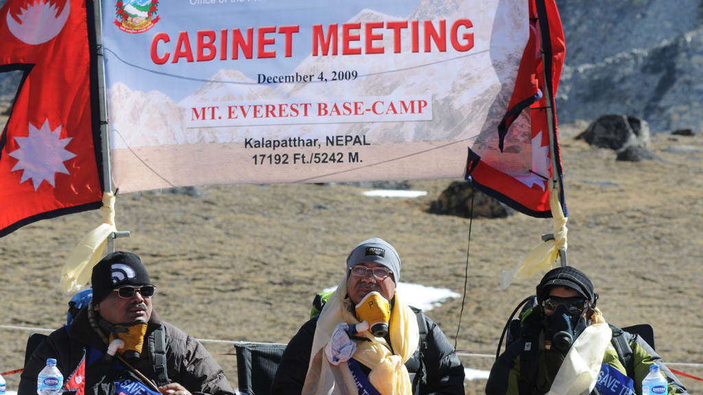 Das nepalesische Kabinett tagt am 4. Dezember 2009 am Fuße des Mount Everest.