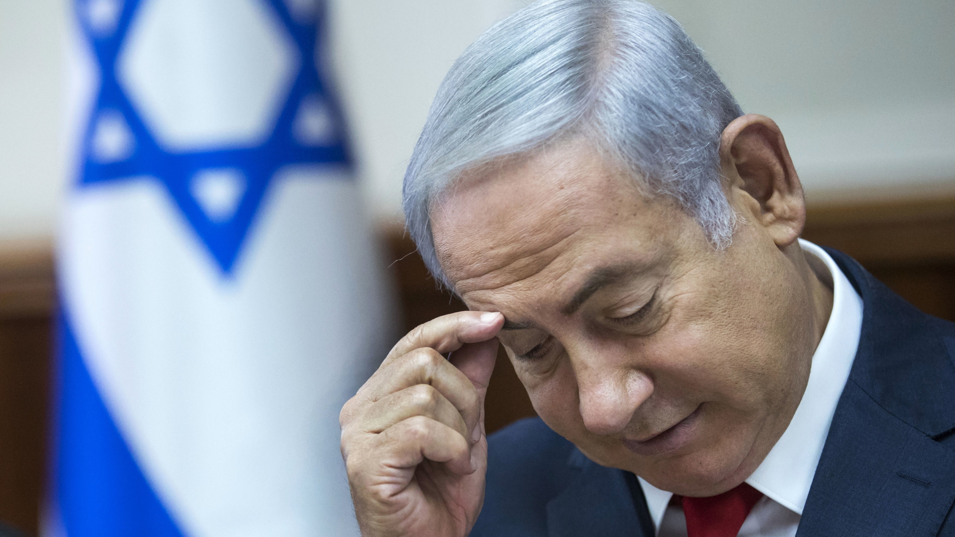 Benjamin Netanyahu, Ministerpräsident von Israel, nimmt am wöchentlichen Kabinettstreffen in seinem Büro teil. | dpa