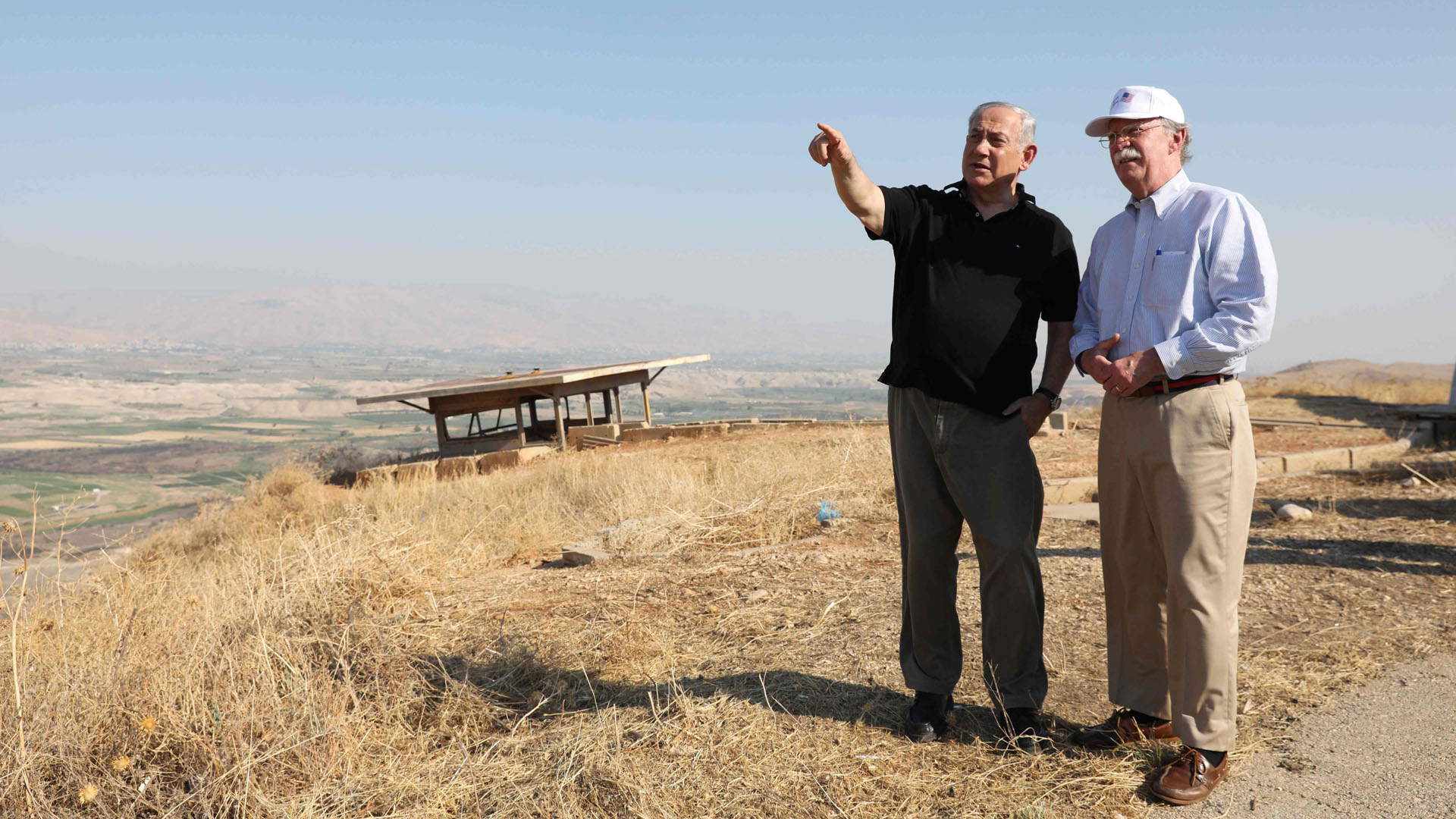 Israels Regierungschef Netanyahu Anfang Juni mit dem damaligen US-Sicherheitsberater Bolton am Rande des Jordantals.