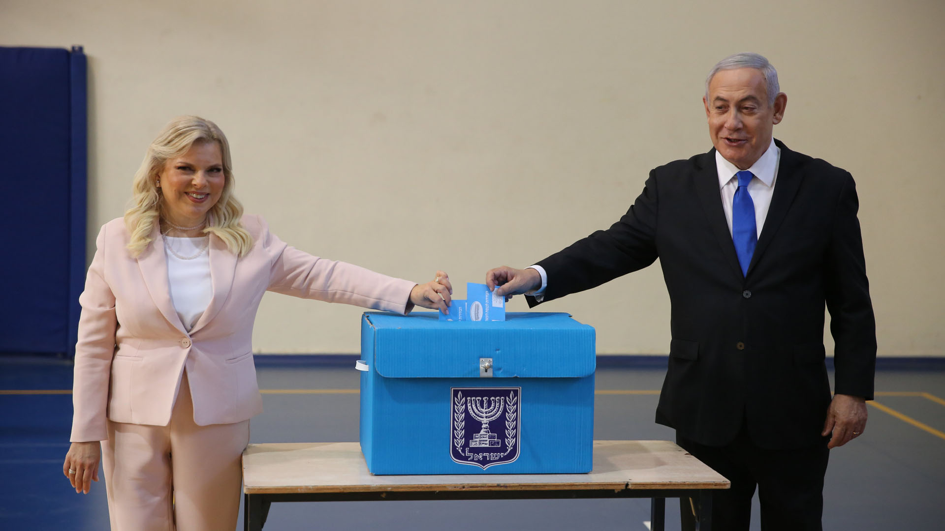 Benjamin Netanyahu mit seine Frau Sara bei der Stimmabgabe | dpa