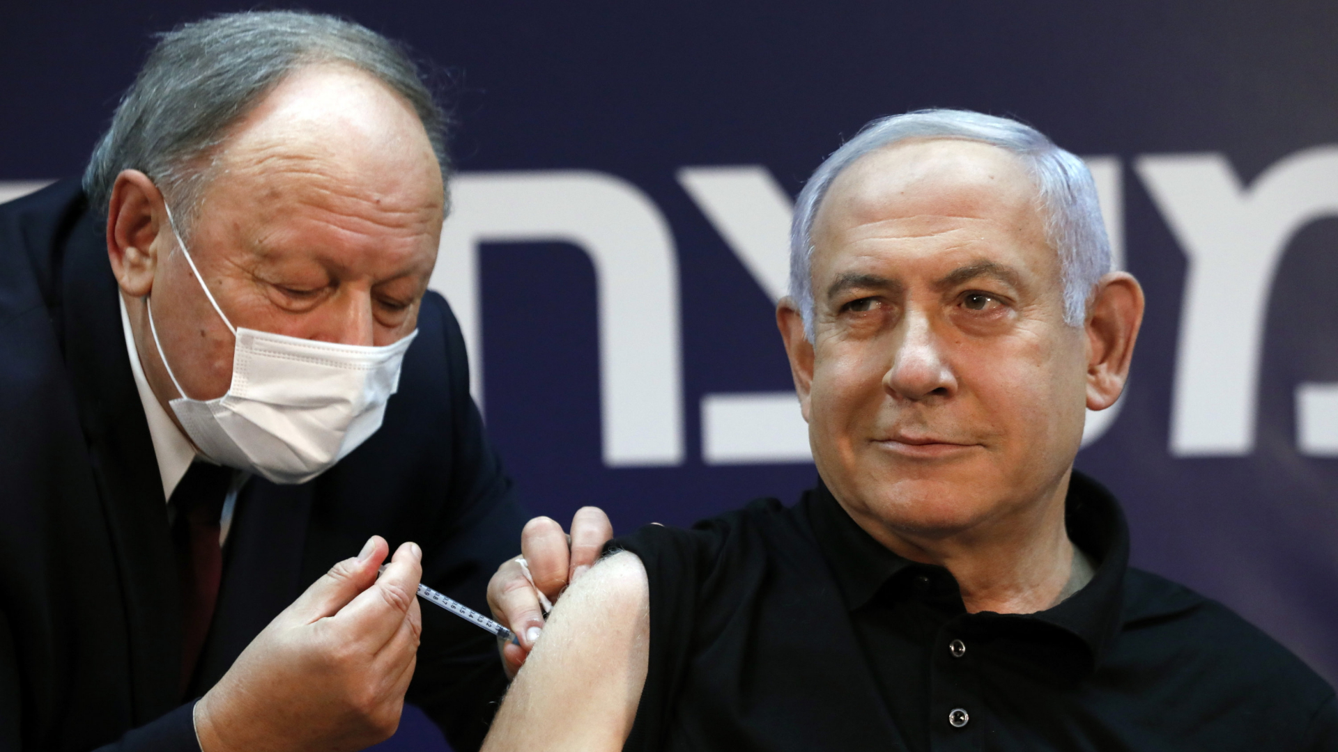 Israels Ministerpräsident Benjamin Netanyahu lässt sich impfen. | AP