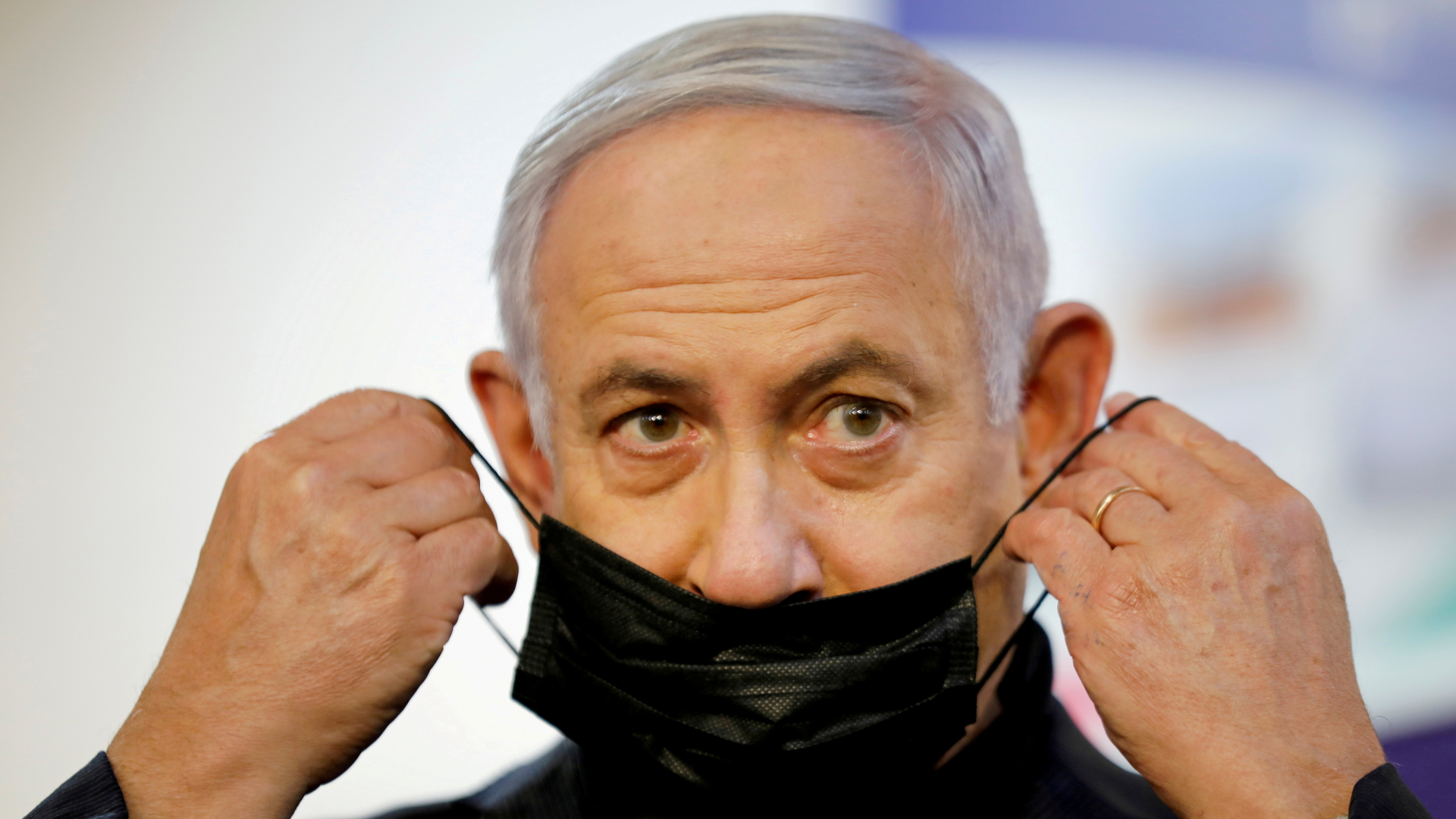 Israels Premierminister Netanyahu nimmt eine Corona-Maske ab | REUTERS