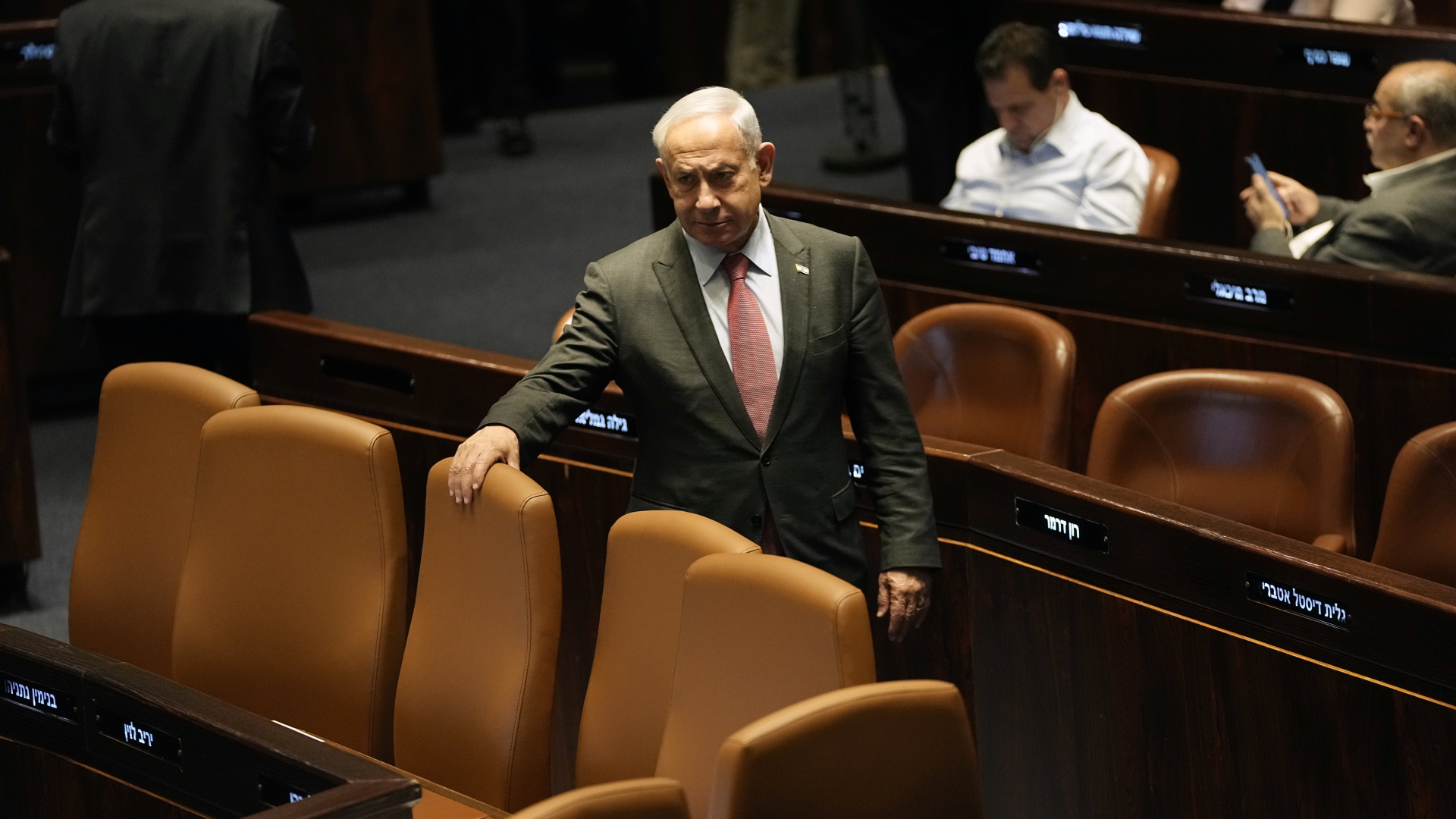 Benjamin Netanyahu steht in der Knesset, dem israelischen Parlament. | dpa