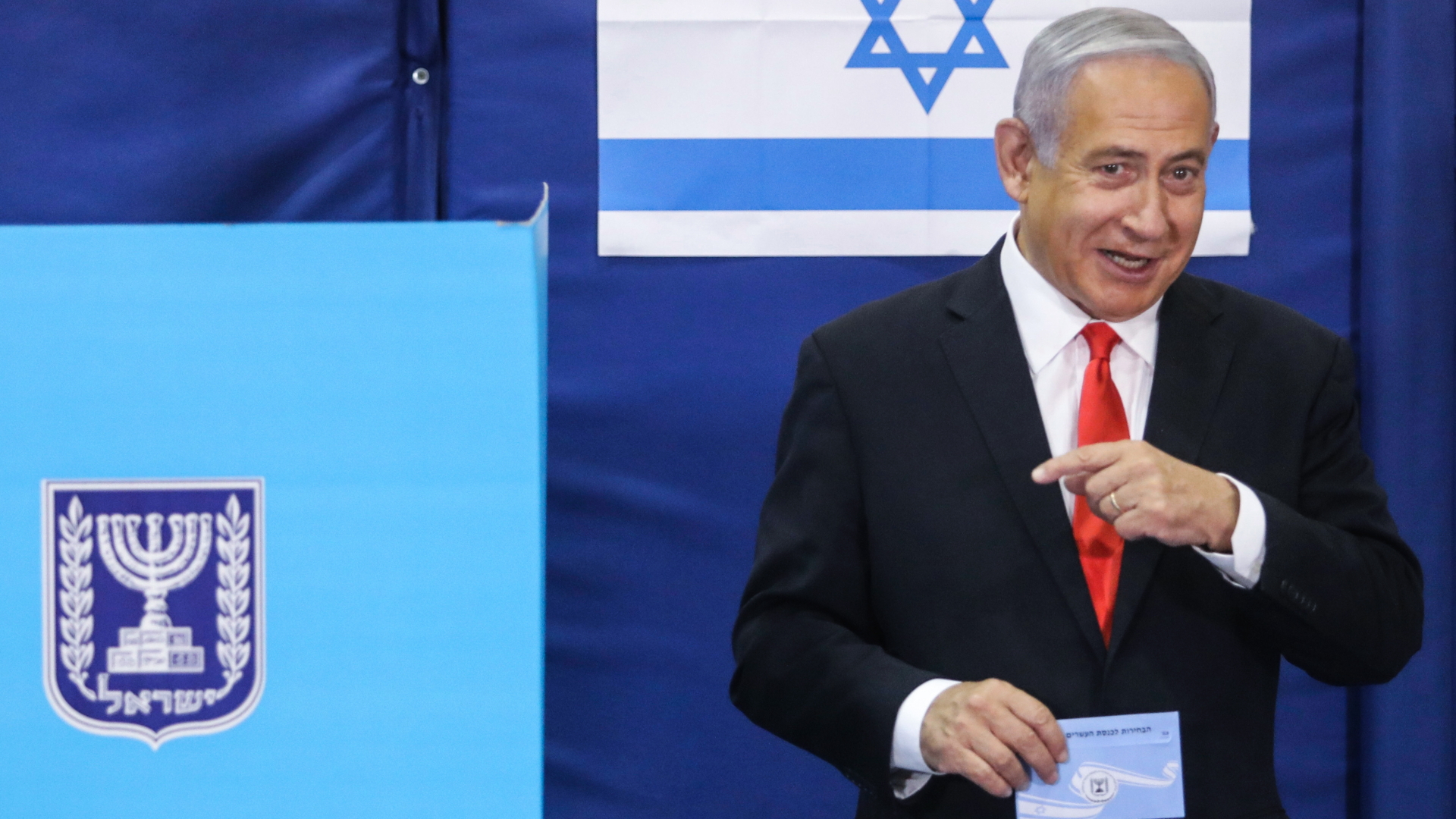 Benjamin Netanyahu bei der Stimmabgabe | dpa