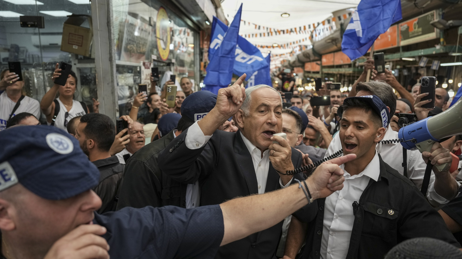 Benjamin Netanyahu spricht während des Wahlkampfs auf einem Markt | dpa