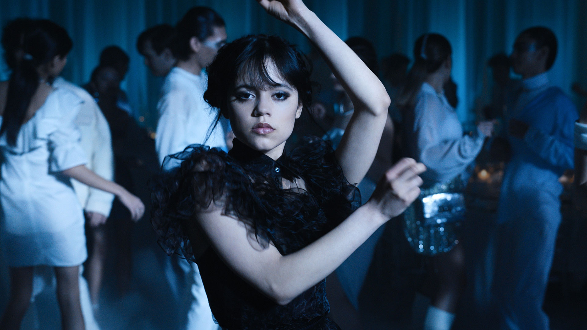 Jenna Ortega als Wednesday Addams in einer Tanzszene der Netflix-Serie  „Wednesday“. | picture alliance/dpa/W Courtesy 