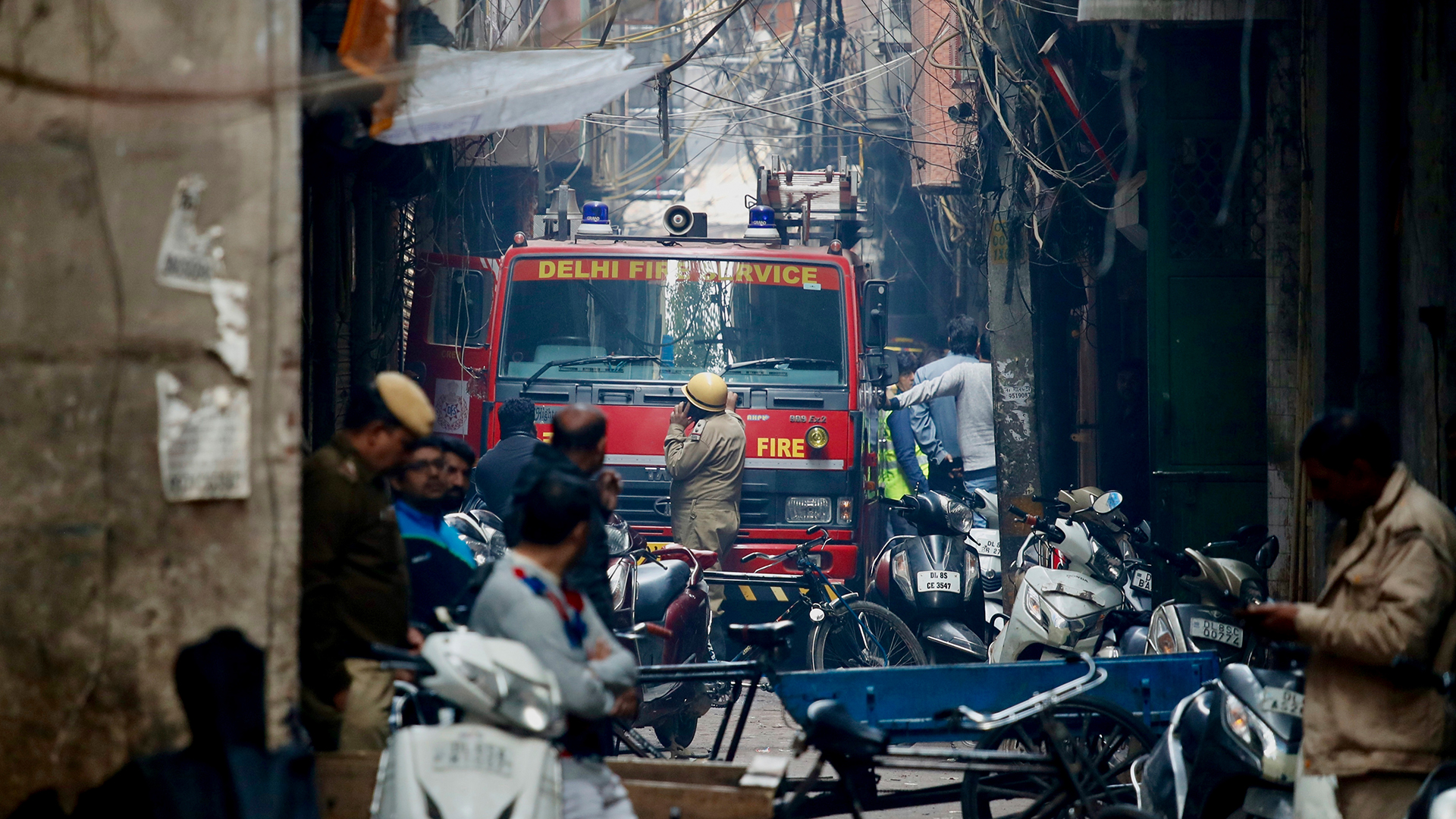 Ein Feuerwehrwagen steht in einer engen Gasse in Neu-Delhi. | dpa