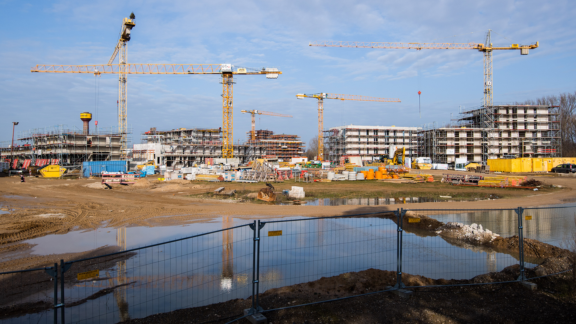 Baukräne stehen an Neubauten von Mehrfamilienhäusern im städtebaulichen Großprojekt Wasserstadt Limmer. | 
