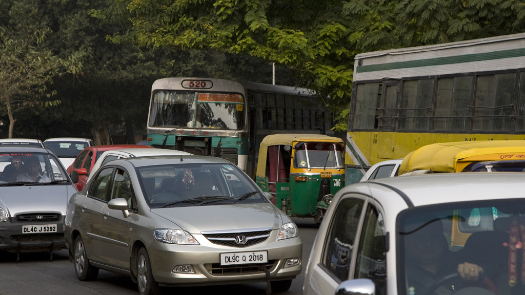Straßenverkehr im indischen Neu Delhi