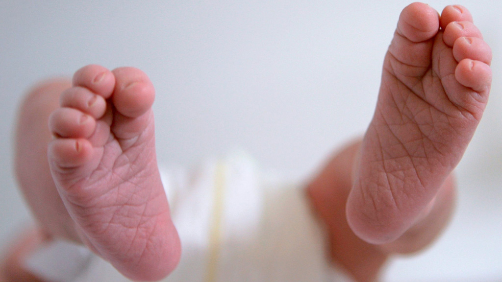Die Füße eines Neugeborenen | dpa