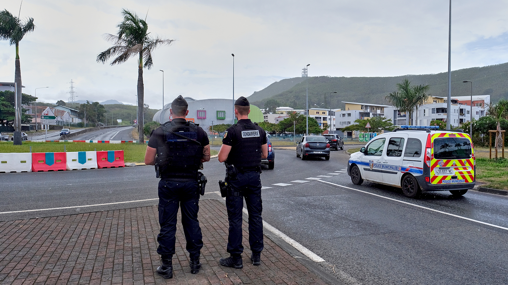 Neukaledonien, Noumea: Französische Gendarmen patrouillieren an einem Kreisverkehr.  | dpa