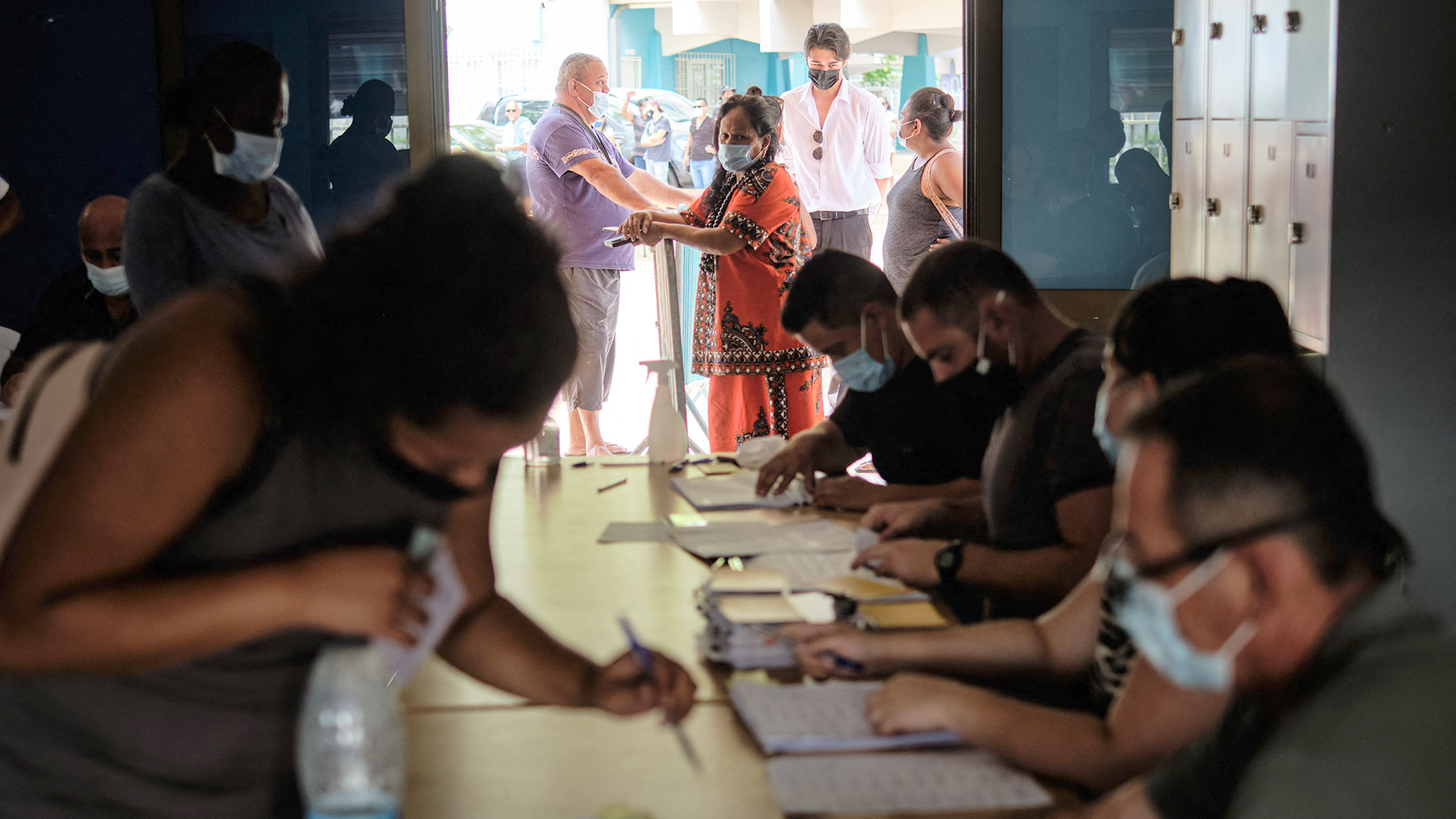Menschen bei der Stimmabgabe des Unabhängigkeitsreferendums in Noumea, Neukaledonien.  | AFP