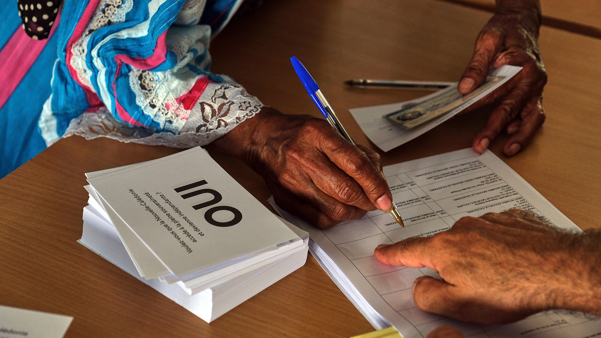 Eine Frau bei der Stimmabgabe zum Unabhängigkeitsreferendums in Noumea, Neukaledonien.  | AP