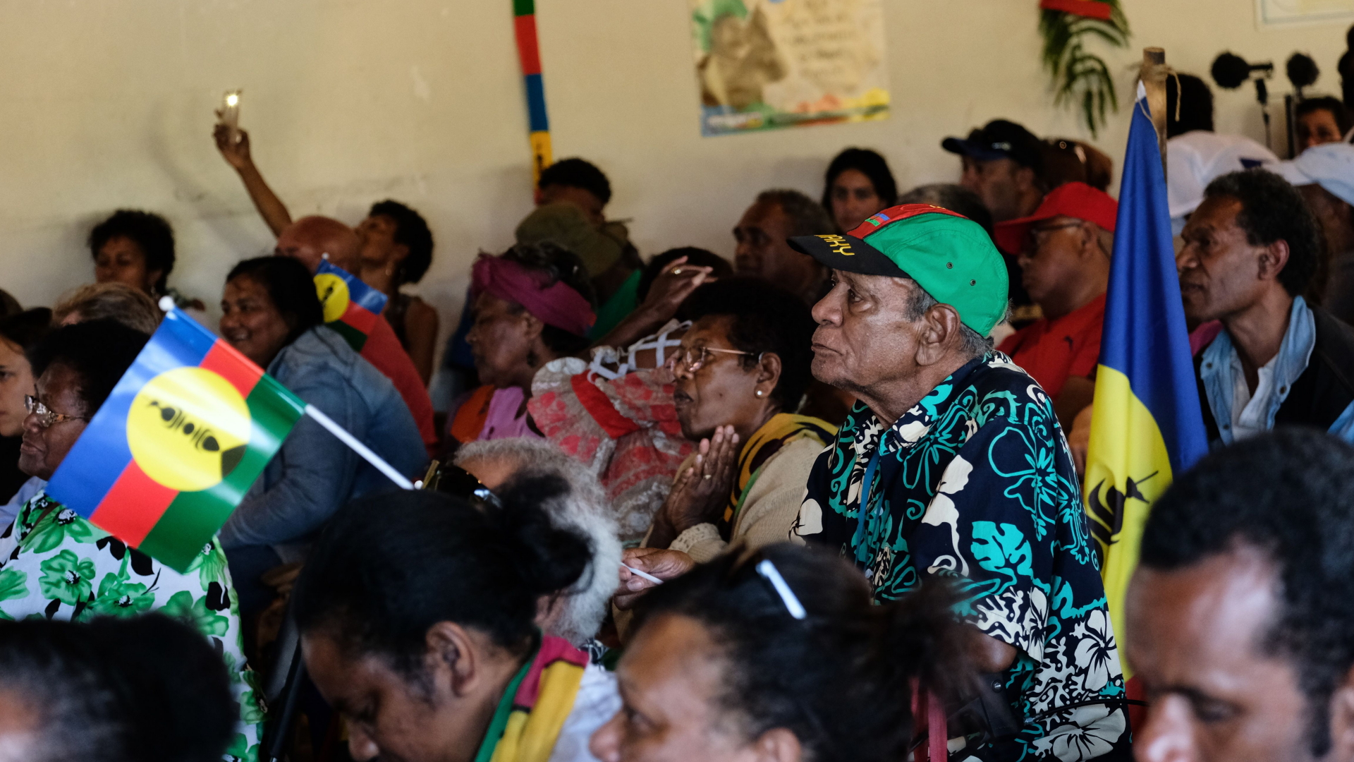 Anhänger einer Unabhängigkeit Neukaledonies debattieren auf einem Treffen in Noumea | Bildquelle: AFP