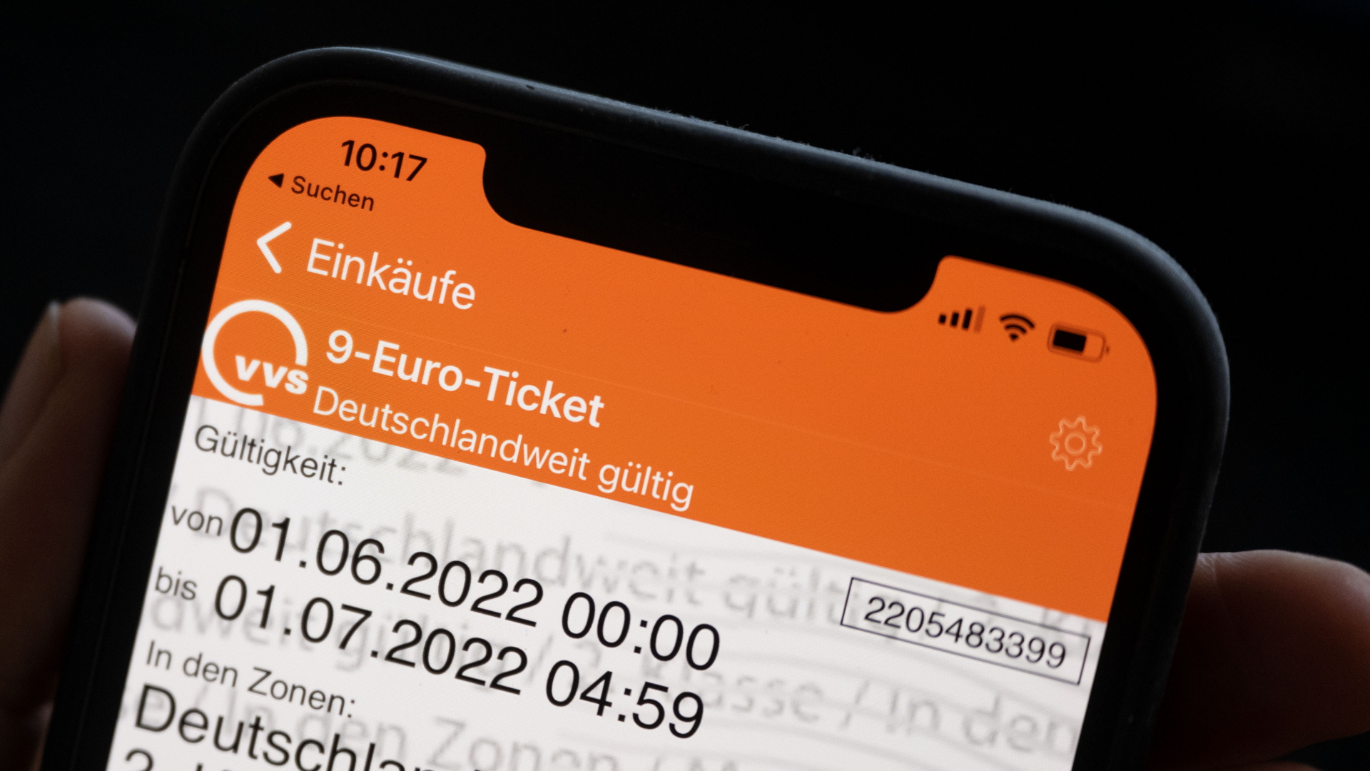 Ein 9 Euro Ticket des Verkehrs- und Tarifverbund Stuttgart GmbH (VVS) ist auf dem Display eines Smartphones zu sehen (gestellte Szene | dpa
