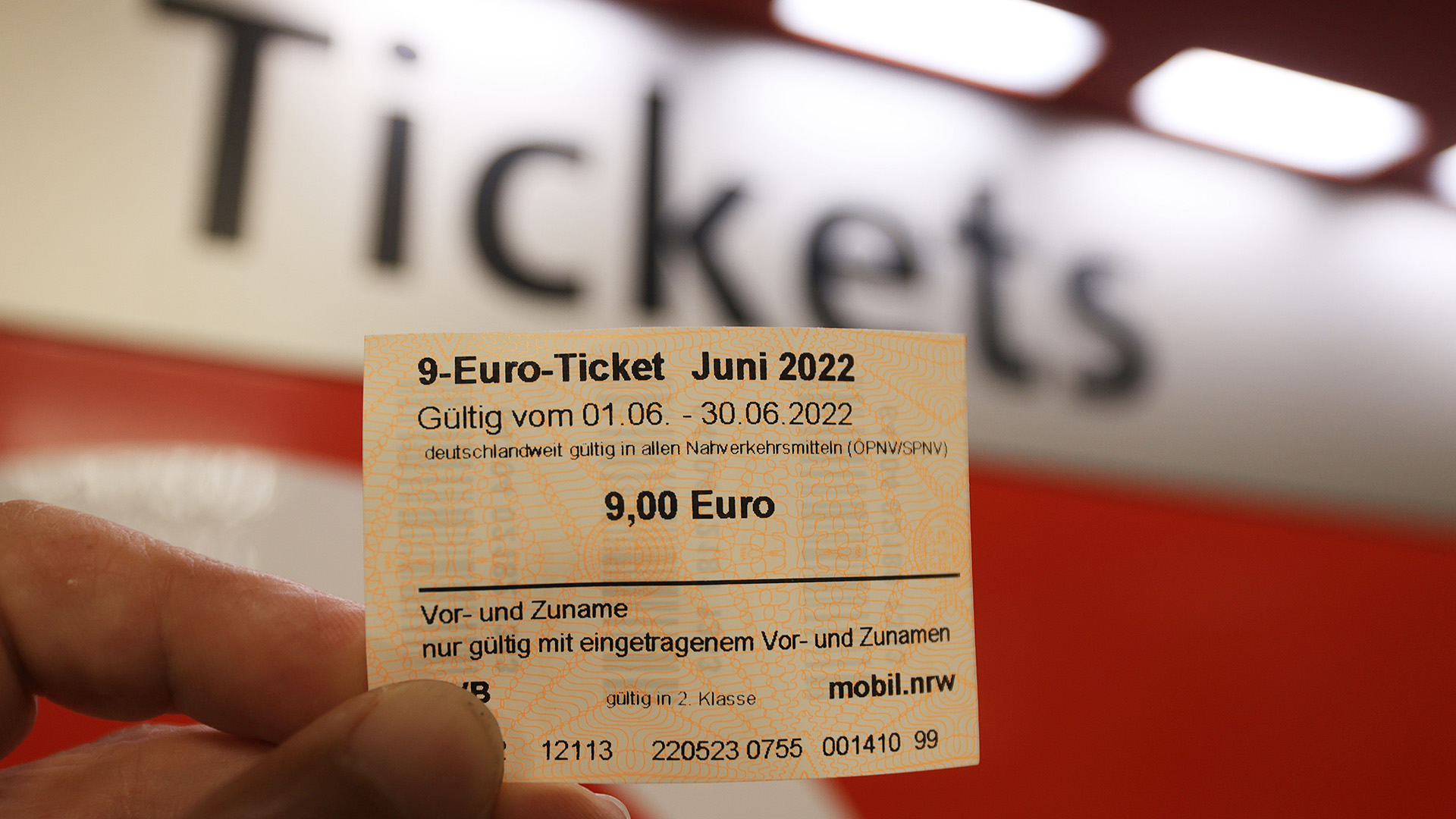 Ein Neun-Euro-Ticket ist vor einem Fahrkartenautomaten zu sehen.