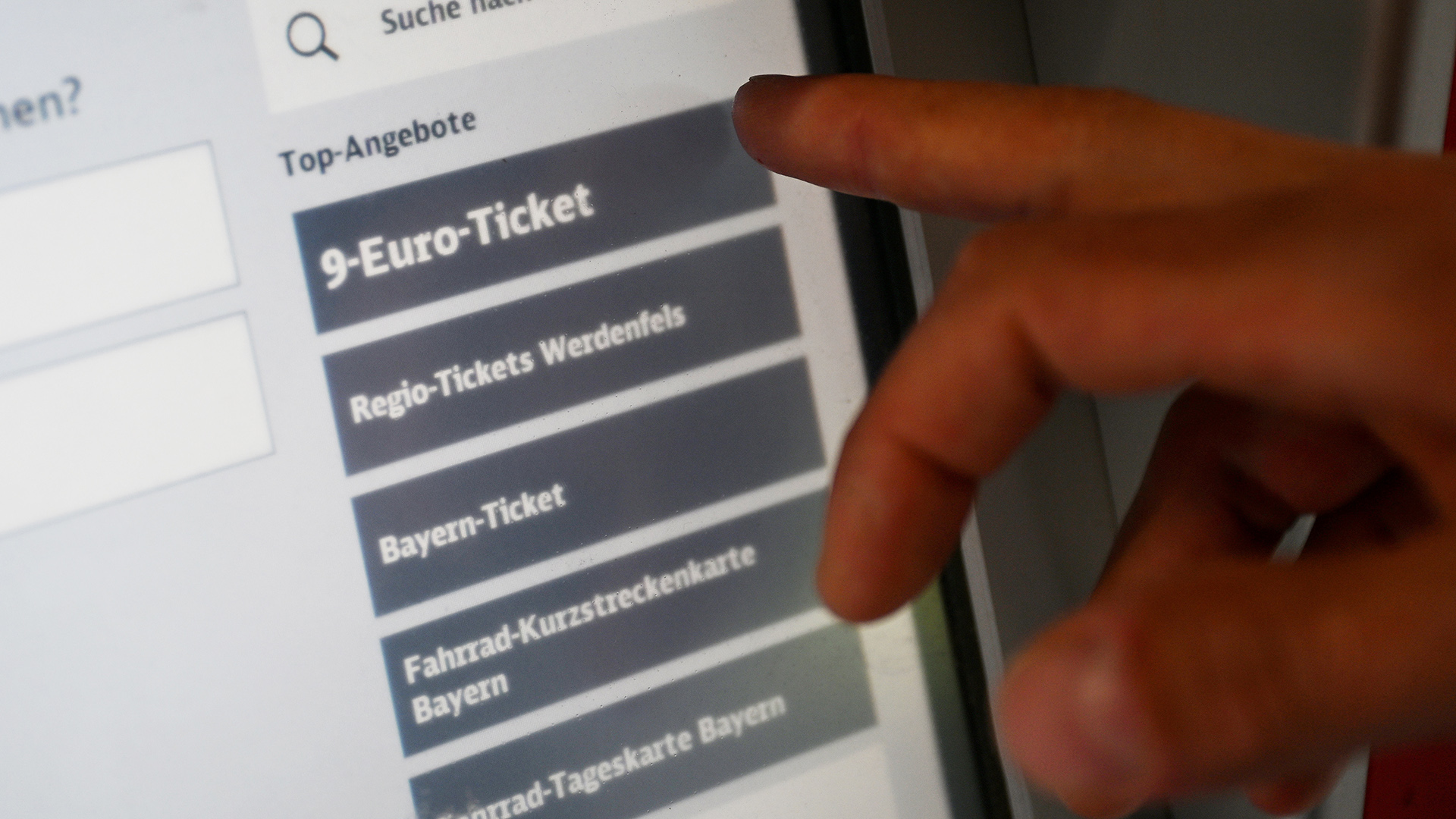 Ein Mann kauft ein Neun-Euro-Ticket an einem Fahrkartenautomaten der Deutschen Bahn | dpa
