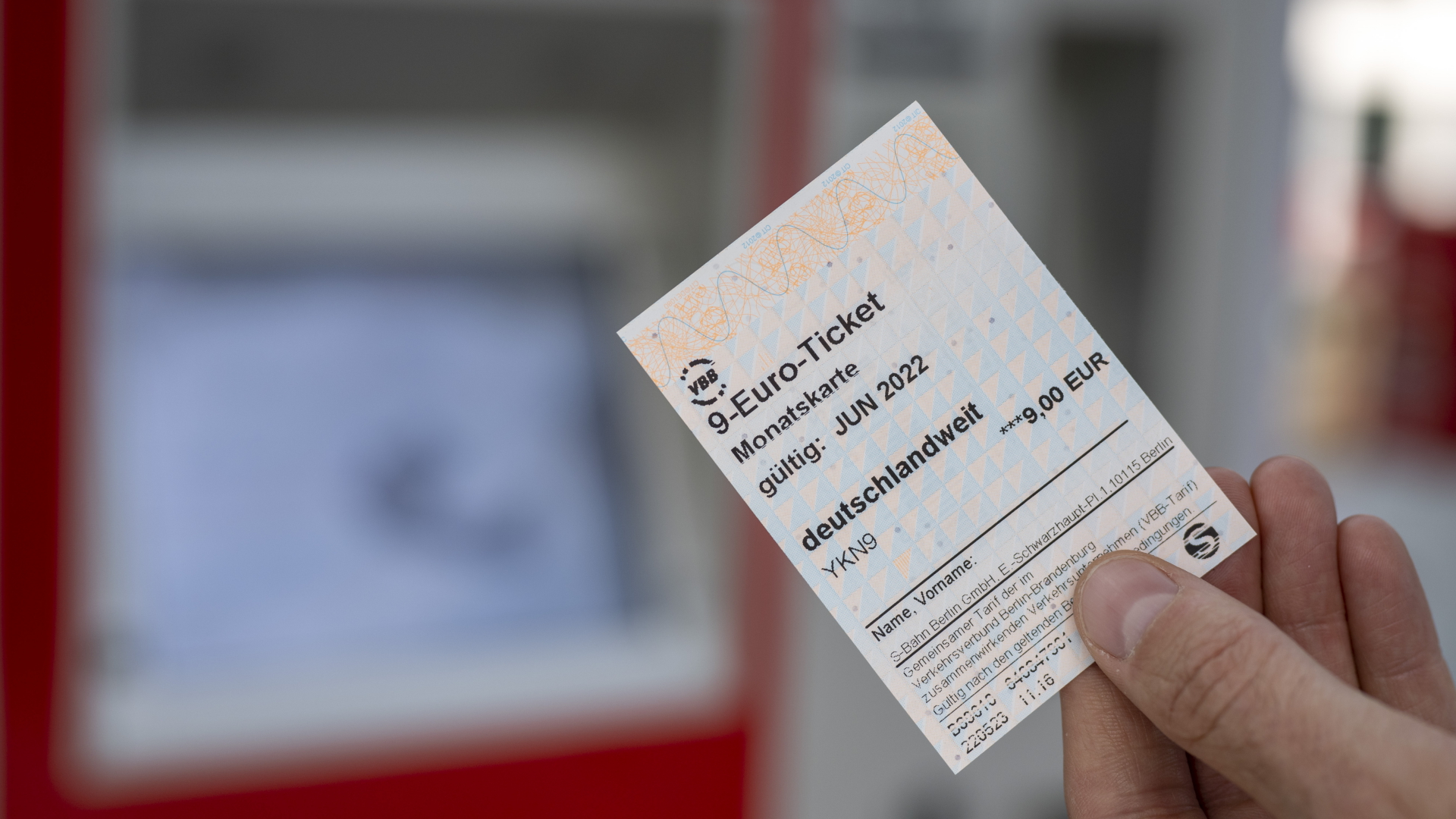 Ein 9-Euro-Ticket ist vor einem Fahrkartenautomaten zu sehen | dpa