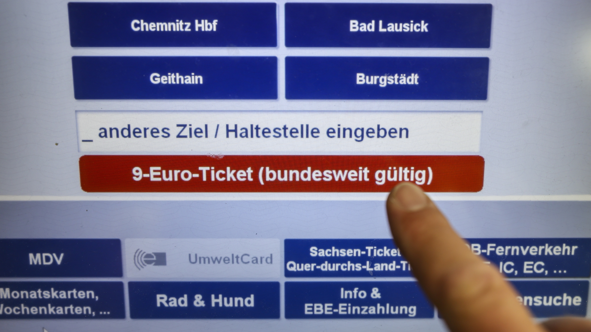 Ein Fahrgast an einem Ticketautomaten mit dem Angebot des 9-Euro-Tickets | dpa