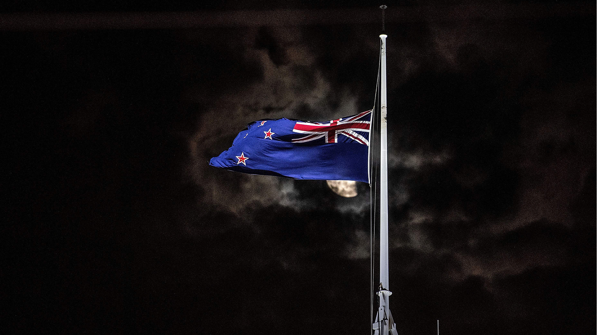 Die neuseeländische Nationalflagge auf Halbmast auf einem Parlamentsgebäude in Wellington.