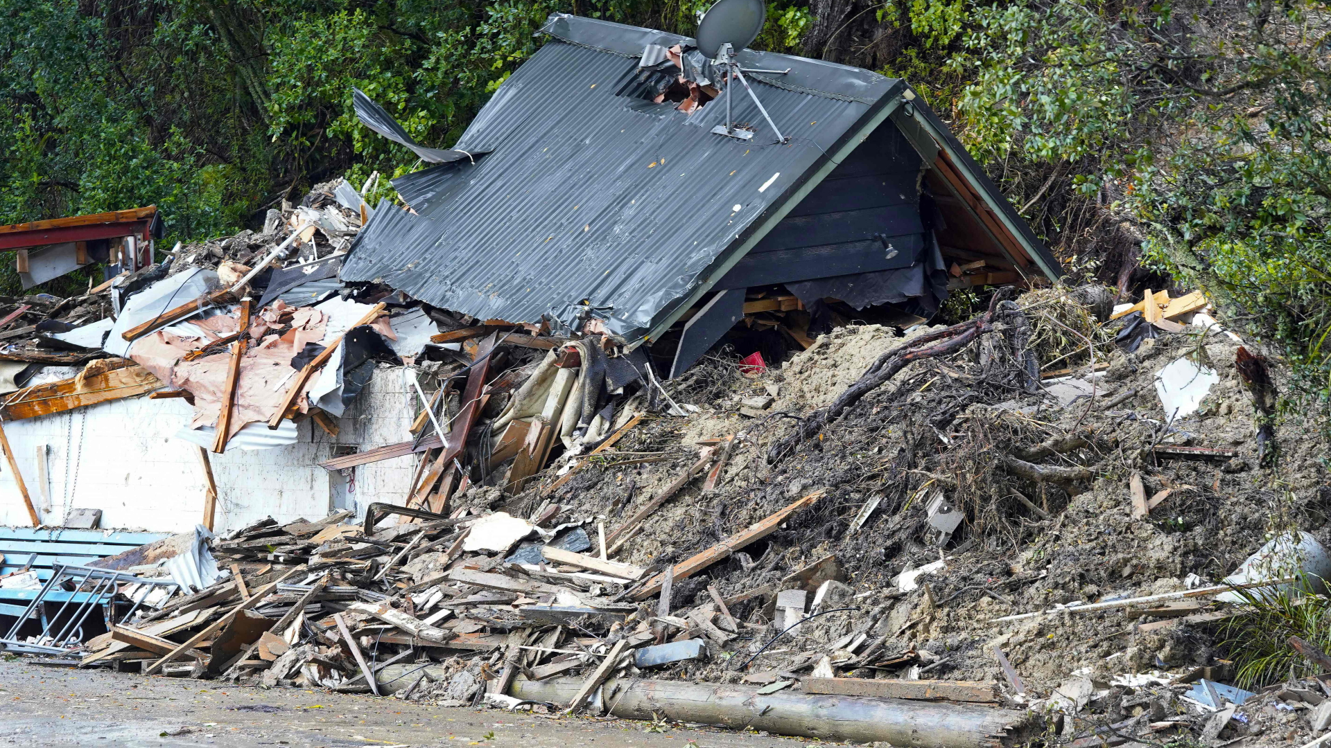 Ein schwer beschädigtes Haus in Titirangi einem Vortort von Auckland | AFP