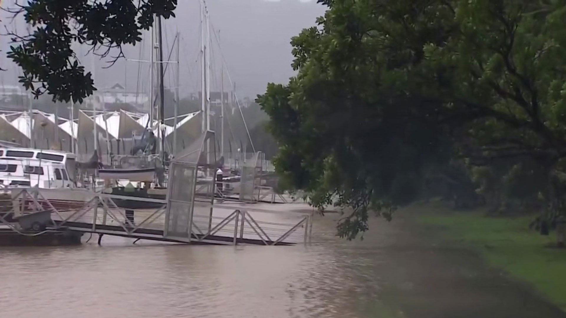 Überschwemmte Bootsstege in Auckland