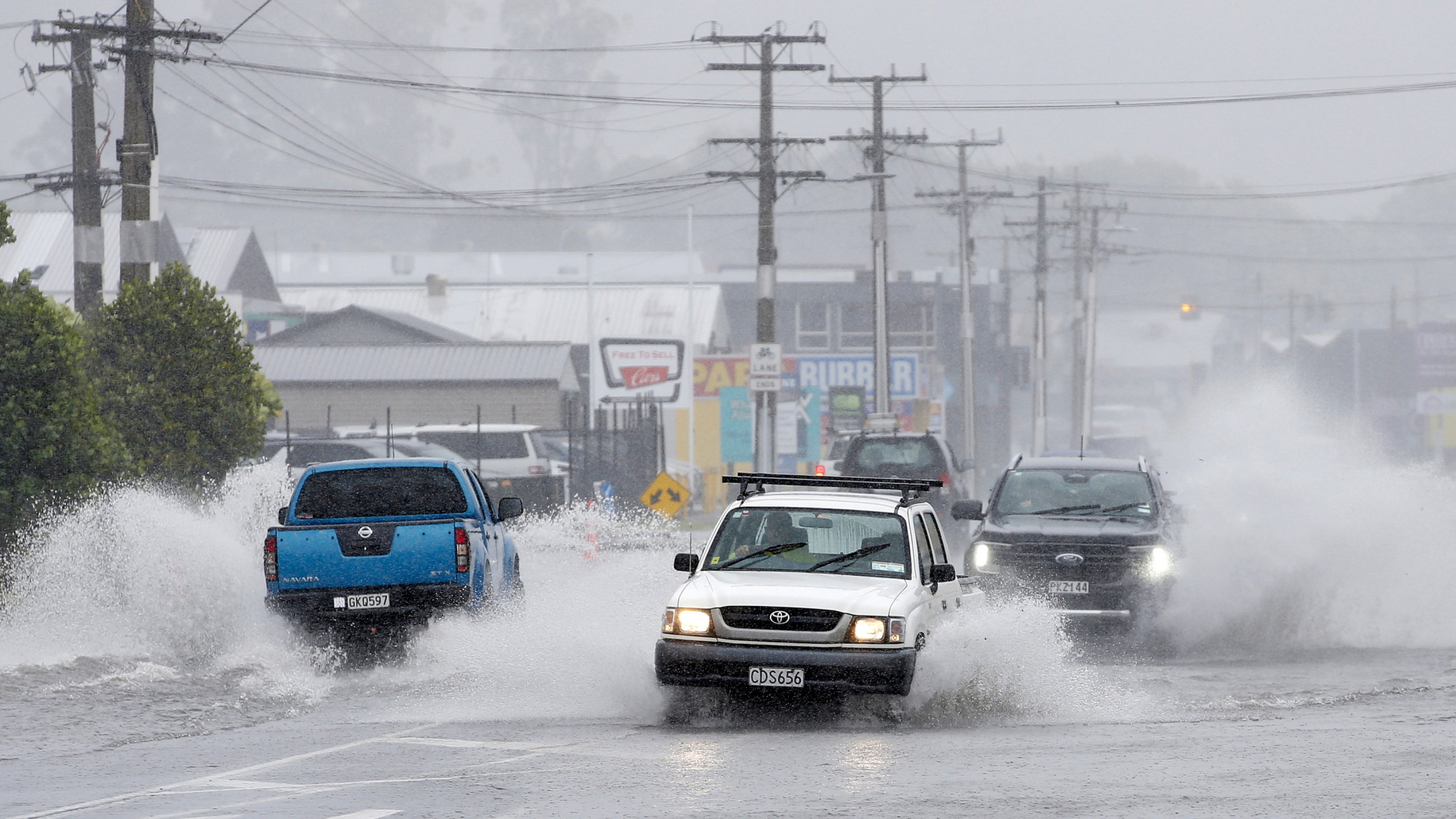Überflutete Straßen in der neuseeländischen Stadt Whangarei. | AP