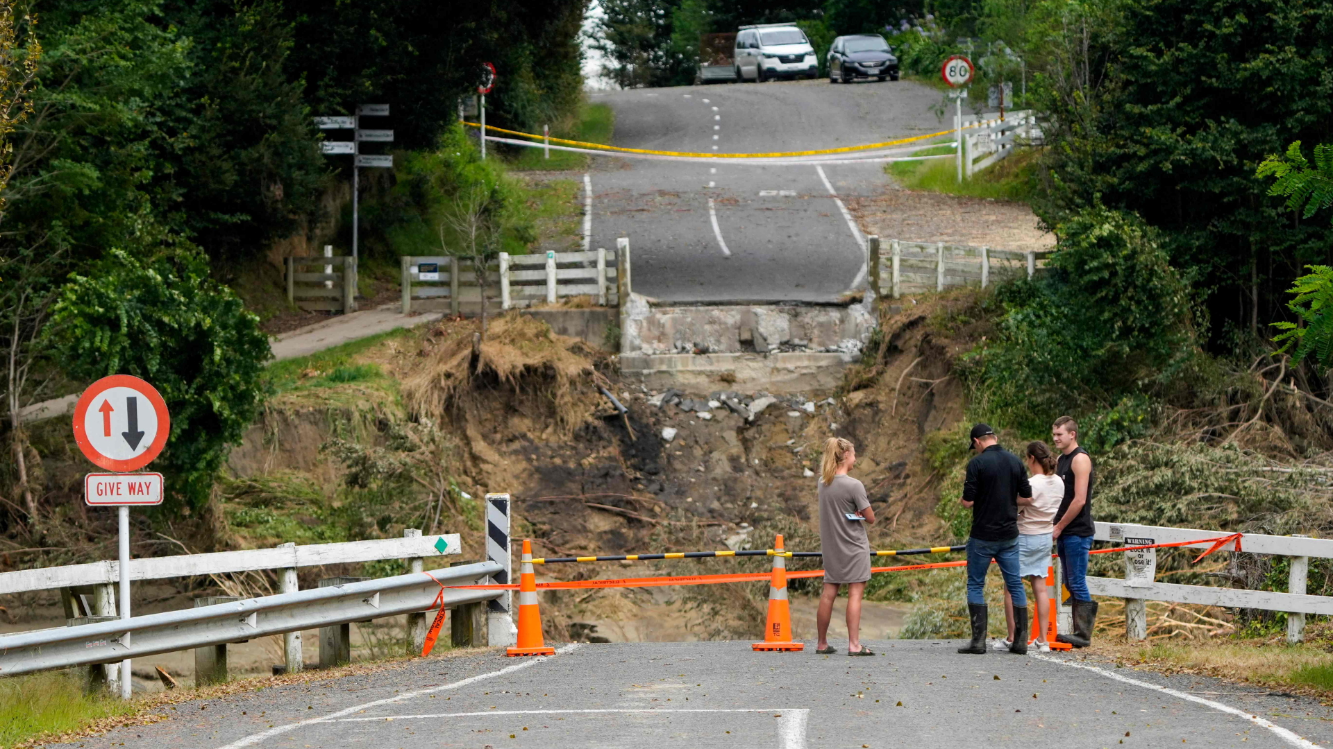 Die Überreste der Puketapu-Brücke, die während des Tropensturms "Gabrielle" in Neuseeland weggespült wurde. | AFP