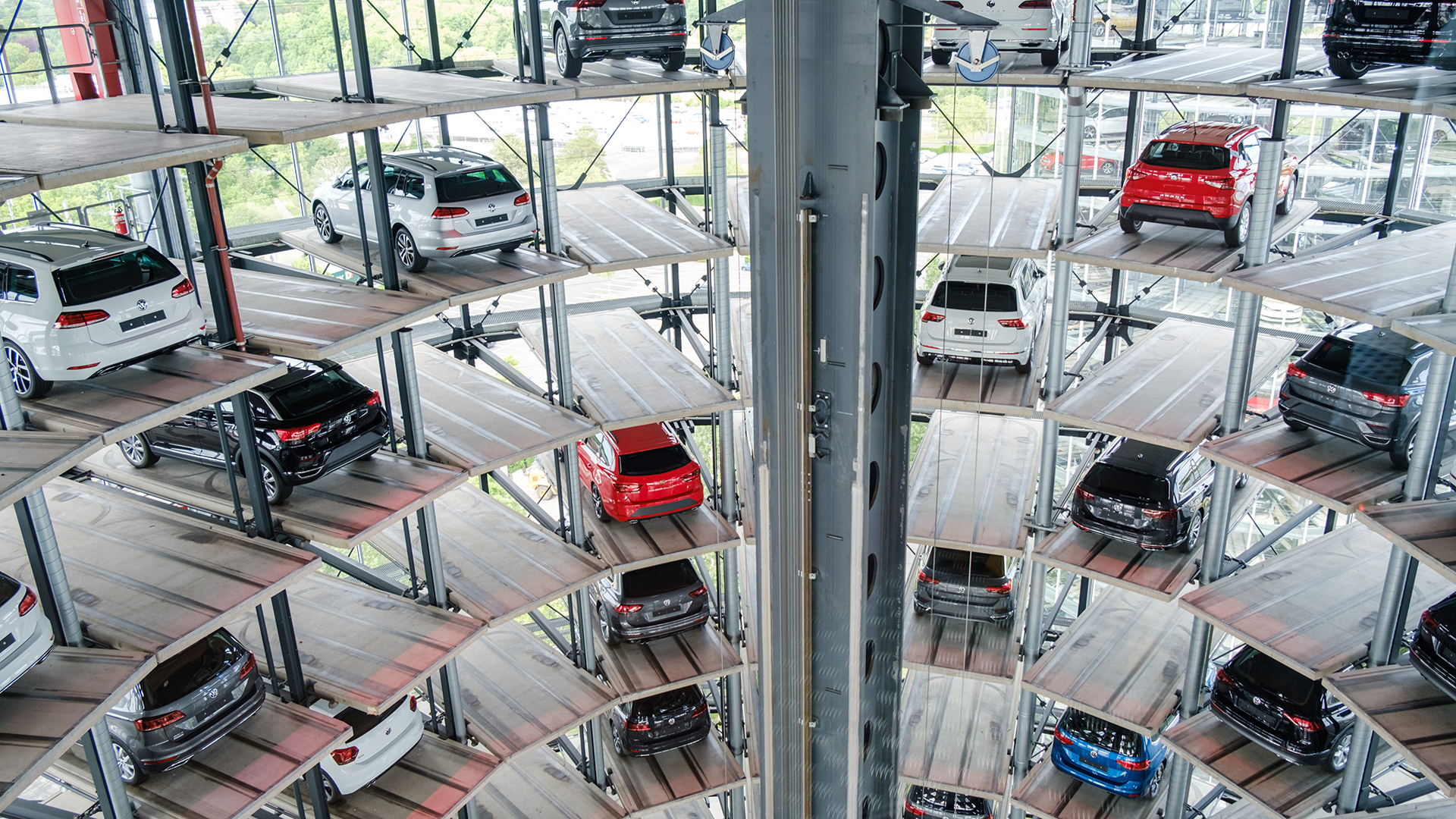 Volkswagen-Neuwagen stehen in einem Autoturm. | dpa