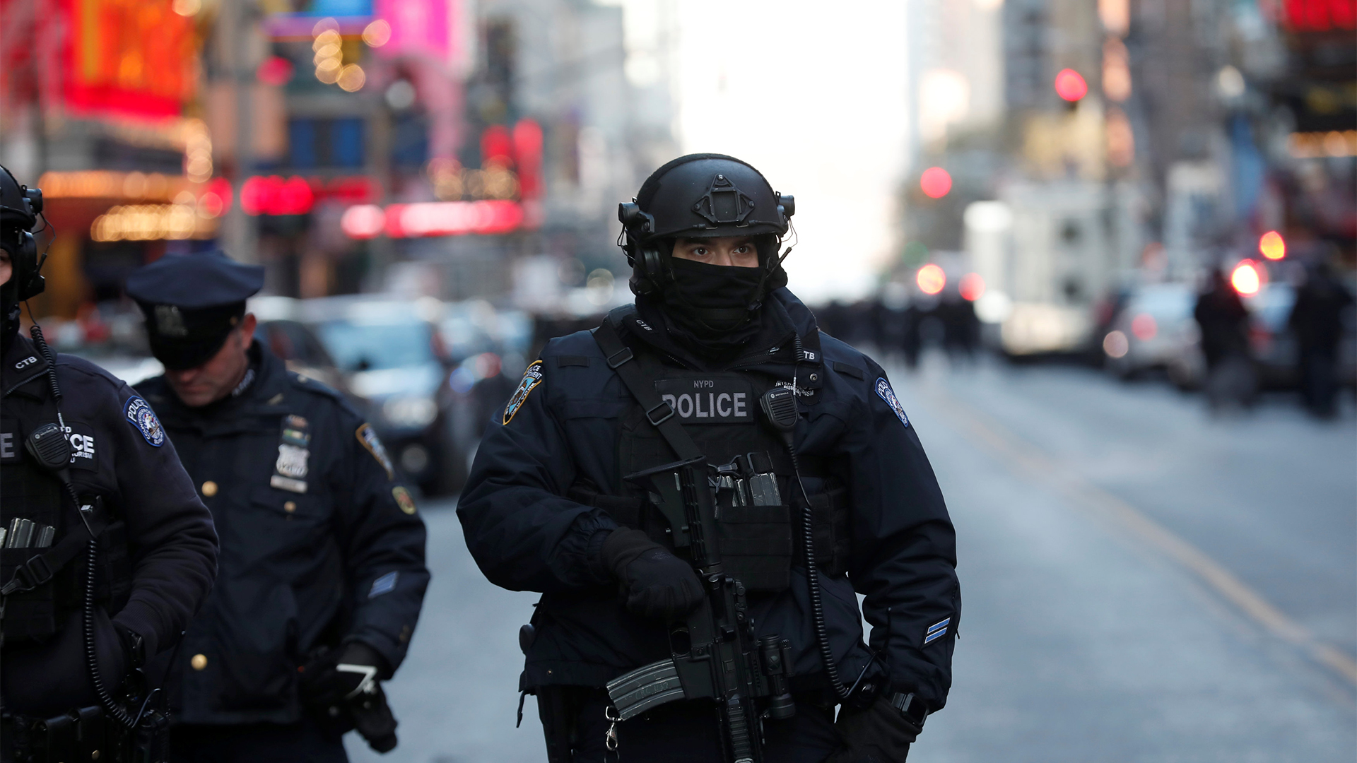 Ein Polizist sperrt in New York eine Straße ab