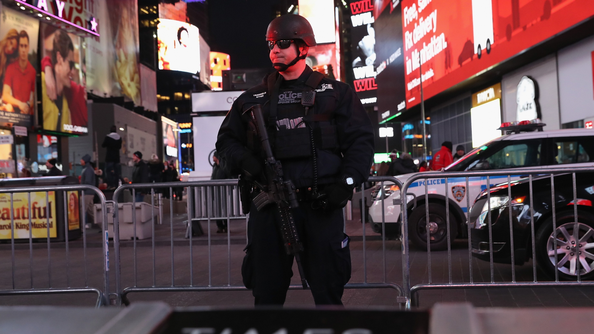 Ein Polizist steht vor dem abgesperrten Times Square in New York 