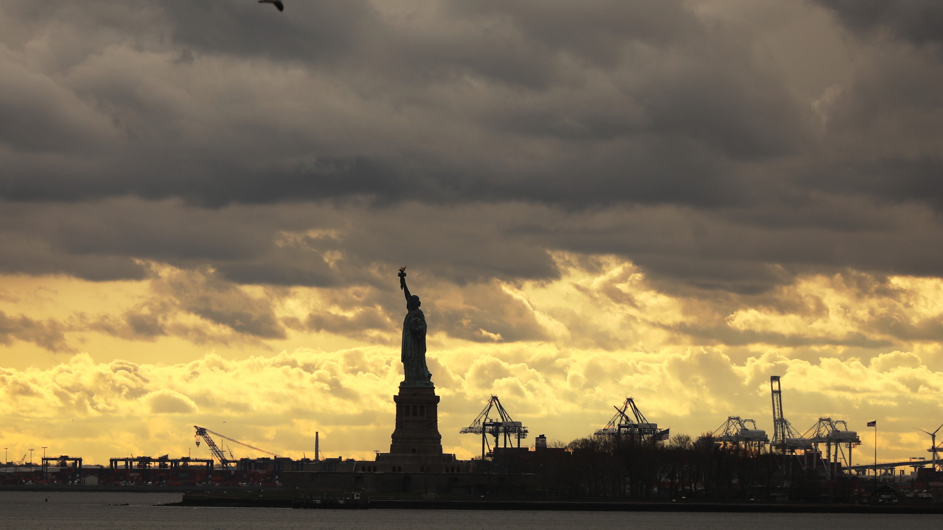 Der Schatten der New Yorker Freiheitsstatue im Abendlicht  | AFP