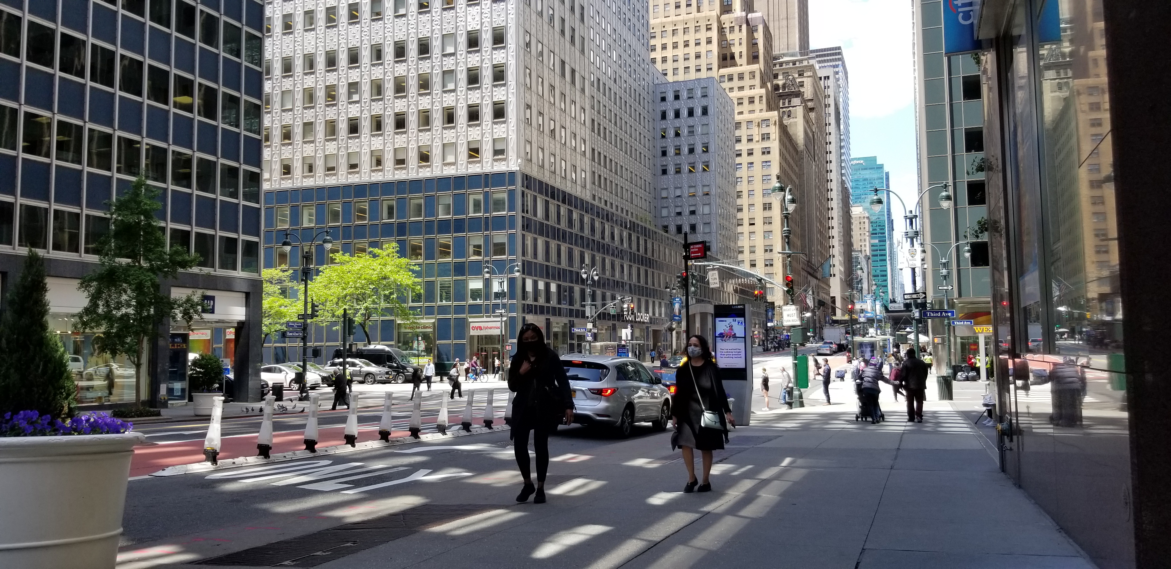 Passanten laufen durch eine Straße im New Yorker Stadtteil Manhattan | Michael Vance