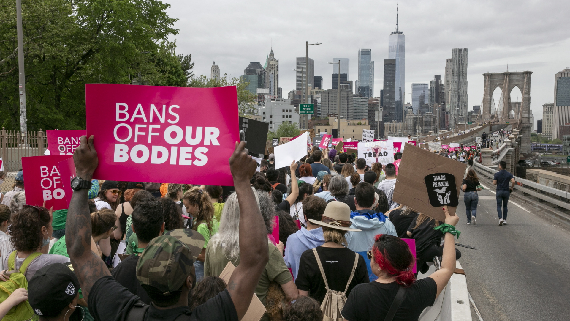 Demonstranten gegen die Einschränkung des Abtreibungsrechts in den USA gehen durch die Straßen von New York. | EPA