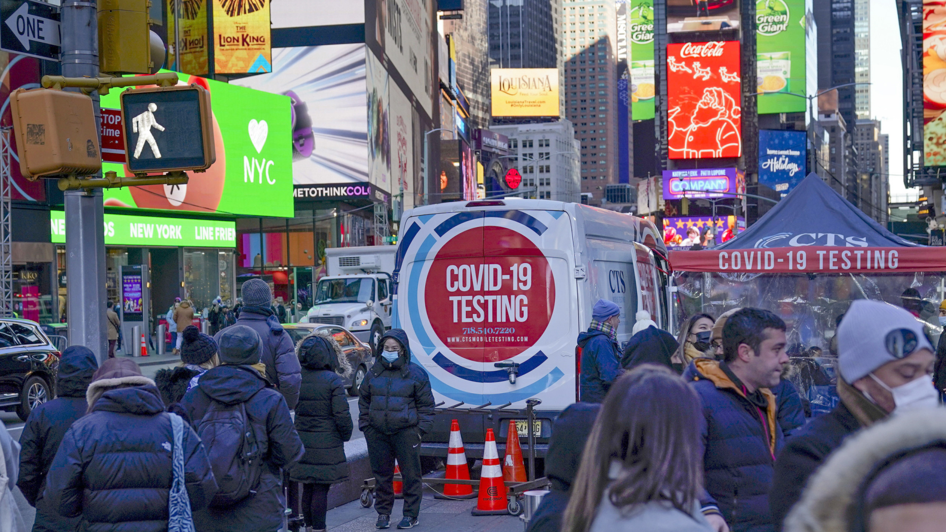 Menschen stehen auf dem New Yorker Times Square an, um sich auf das Coronavirus testen zu lassen. | AP