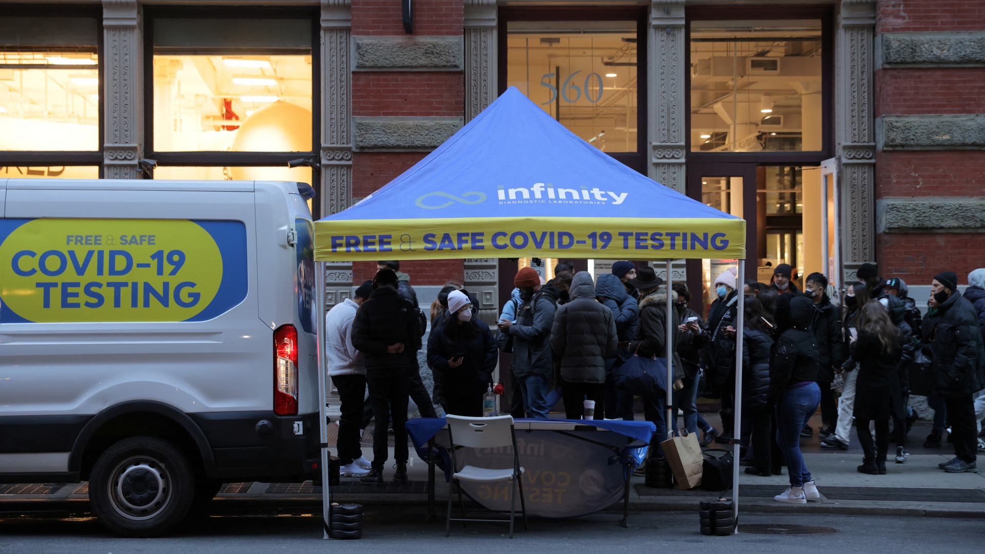 Menschen stehen an einer Teststation in New York City Schlange. | REUTERS