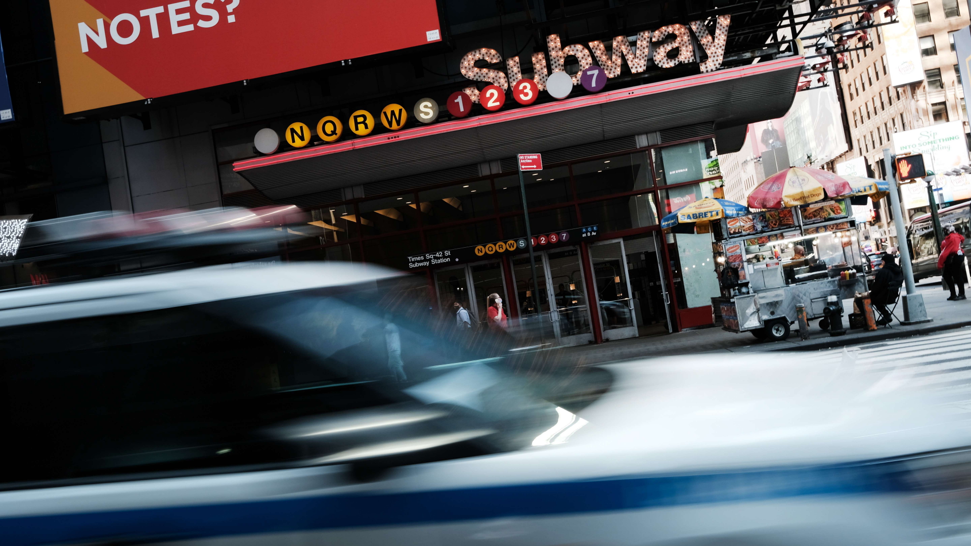 Ein Polizeiauto fährt an einer U-Bahn-Station am New Yorker Times Square vorbei. | AFP