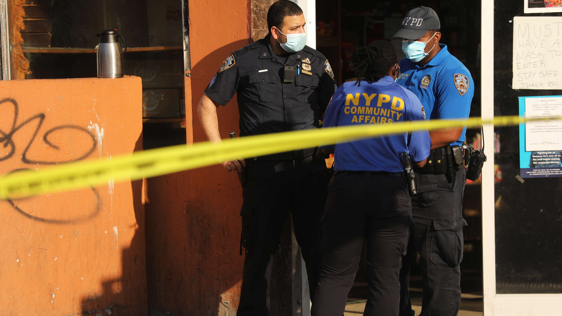 Drei Polizisten in New York an einem Tatort. | AFP