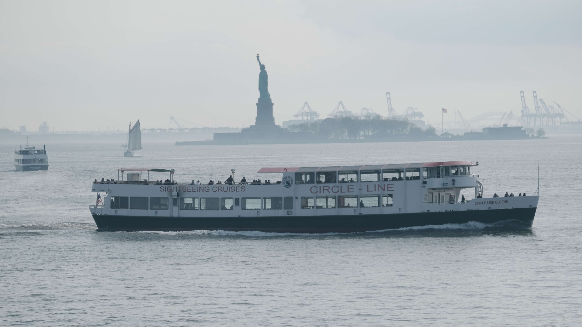 Ein Touristenboot fährt an Liberty Island in New York vorbei. | AFP