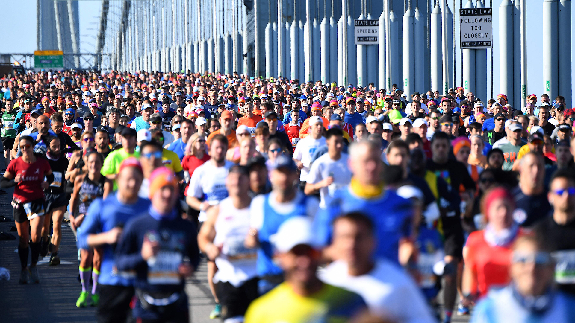 Teilnehmer des New-York-City-Marathons laufen über die Verrazzano-Narrows-Brücke. | AFP